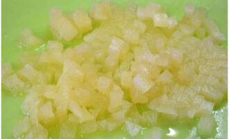 Кольца консервированного ананаса промокните на бумажных салфетках. Затем нарежьте их кубиками, примерно такого же размера, как и курицу.