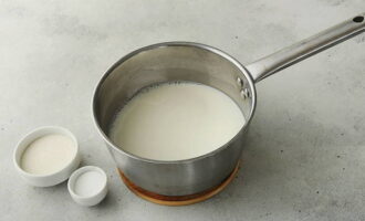 Во второй кастрюле отдельно от каши доведите до кипения литр молока, добавьте в него соль и сахар.