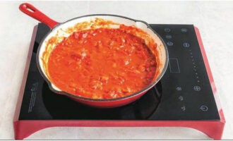 После этого выложите в сковороду рубленые помидоры в собственном соку. Доведите массу до кипения и томите на умеренном огне в течение 20-25 минут. Масса должна загустеть, посолите и поперчите ее по вкусу.