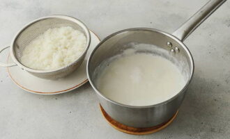 Рис откиньте на дуршлаг, дайте воде стечь. Затем выложите рис в кипящее молоко, варите 20 минут на слабом огне. Если после этого рис покажется вам твердым, проварите кашу еще минут 5.