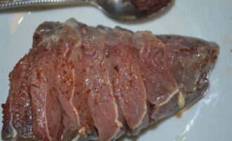 Затем посолите мясо и натрите аджикой. Можно использовать другие ароматные специи по вашему вкусу.