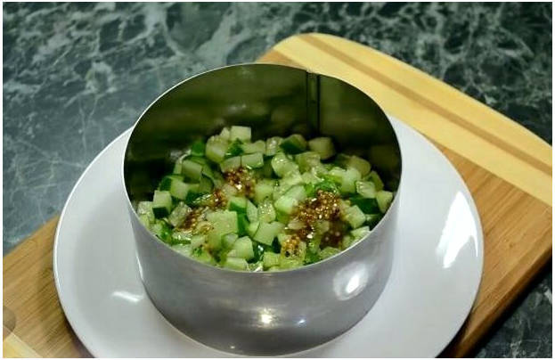 Быстрый и вкусный салат с крабовыми палочками
