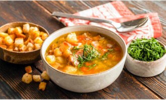 Доведите гороховый суп до кипения, снимите кастрюлю с огня и оставьте на полчаса настояться. Подавать суп можно с сухариками и сметаной. Приятного аппетита!