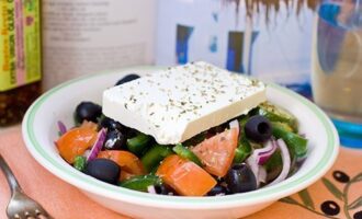 Приготовленный классический греческий салат в домашних условиях разложить по порционным салатницам, положить сверху ломтик «Феты», посыпать орегано и сразу сервировать к столу. Приятного аппетита! 