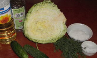 Как приготовить быстрый салат из капусты? Подготовим необходимые продукты по списку. Овощи и зелень сразу промываем под водой и обсушиваем.