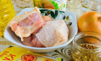 Куриные бедра в духовке готовятся очень просто. Подготавливаем продукты из списка.