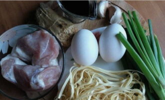 Классический суп рамен легко можно приготовить в домашних условиях. Изучаем список компонентов и подготавливаем их. Куриные яйца отвариваем вкрутую и перекладываем в емкость с ледяной водой.