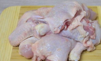 Курица с картошкой в духовке готовится быстро и просто. Курицу разрезаем на порционные кусочки, ополаскиваем и укладываем в миску.