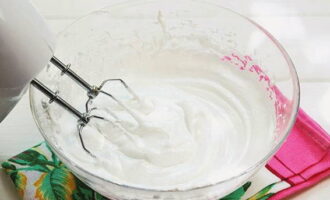 Классический торт «Сникерс» легко можно приготовить в домашних условиях. Начнем с безе: в глубокую чашу выливаем холодные белки и начинаем взбивать при помощи миксера, понемногу всыпая сахарный песок. Добиваемся густой и стабильной консистенции.