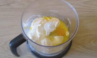 Классическая пахлава легко готовится в домашних условиях. 200 граммов сливочного масла растапливаем и выливаем в емкость блендера, вводим одно яйцо, сметану и 1 желток. Доводим до однородности.