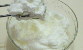 Классический тирамису легко готовится в домашних условиях. Разделив яйца на желтки и белки, взбиваем белки в пену. Затем вводим половину сахарной пудры. Продолжаем взбивать до пиков.