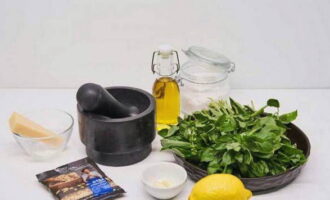 Классический соус песто легко можно приготовить в домашних условиях. Подготавливаем продукты.