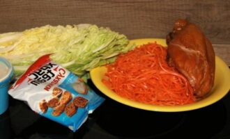 Салат с корейской морковью готовится быстро и просто. Подготовим все необходимые ингредиенты для приготовления салата.