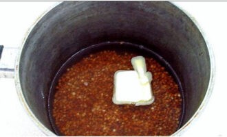 Гречка с тушенкой готовится быстро и просто. Крупу внимательно перебираем и промываем, после высыпаем в кастрюлю и заливаем горячей водой, добавляем ломтик сливочного масла.