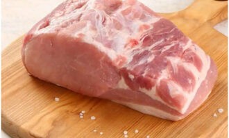 Как приготовить быстрое и вкусное блюдо из свинины? Промываем свинину и обсушиваем ее бумажным полотенцем.