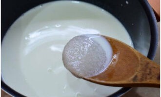 Классические эклеры легко можно приготовить в домашних условиях. Сперва приготовим простой традиционный крем для эклеров. Молоко соединяем с сахаром и доводим до кипения.