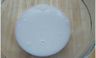 Как приготовить очень вкусные тонкие блины на молоке с дырочками? Яйца и молоко заранее достаем из холодильника, чтобы они были комнатной температуры. Молоко можно влить в глубокую миску.