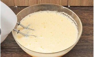 Классический торт Санчо Панчо легко можно приготовить в домашних условиях. Куриные яйца взбиваем до образования пышной пены, постепенно добавляя сахар.