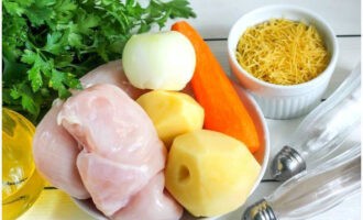 Куриный суп с вермишелью готовится очень просто. Подготавливаем продукты. Очищаем корнеплоды, клубни и луковицу от шелухи и кожуры. Промываем курицу. Можно использовать любые куриные части.