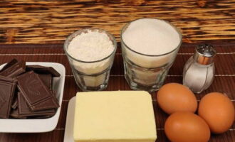 Классический шоколадный брауни легко готовится  в домашних условиях. Подготовим необходимые продукты по списку.