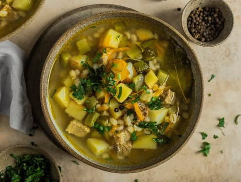 Как сварить суп рассольник из тушенки с рисом и солеными огурцами?