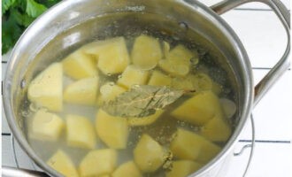 В суповую основу высыпаем картошку и готовим 10 минут.