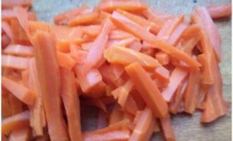 С морковки снимаем кожицу и режем брусочками.