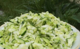Быстрый салат из свежей капусты с огурцом готов. Подавайте угощение к столу!