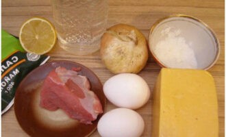Как приготовить вкусный салат с говядиной? Для салата «Мужской каприз» вам понадобится отварить мясо и яйца заранее, чтобы они успели остыть. Куриные яйца опустите в холодную воду и варите их в течение 8-10 минут от момента закипания.