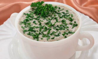 Грибной суп из шампиньонов готов! Наполняем супницы ароматным супом. Посыпаем рубленым укропом по желанию. Приятного аппетита!