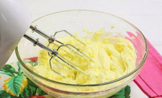 Для приготовления крема, мягкое сливочное масло взбиваем миксером 60-120 секунд.