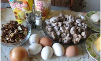 Как приготовить вкусный салат с грибами? Все ингредиенты необходимые для салата, указаны в списке, и вы можете видеть их на фотографии.