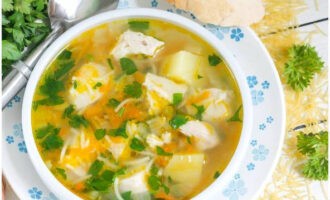 Куриный суп с вермишелью и картошкой готов! Разливаем горячее блюдо по тарелкам и при желании посыпаем листиками петрушки или сушеной зеленью. Приятного аппетита!