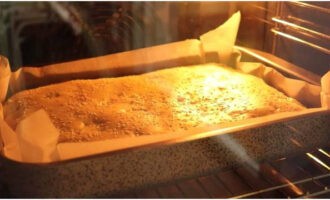 Запечь пирог в течение 50 минут и деревянной шпажкой проверить на готовность.