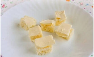 Белый хлеб разделываем квадратиками и обмазываем сливочным маслом.