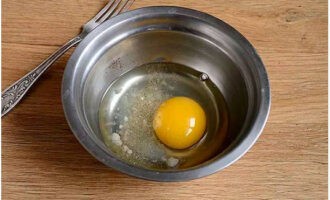 Взбиваем яйцо с солью и черным молотым перцем. Если масса получается слишком густой, можно влить немного воды или молока.