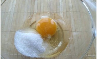 Отдельно взбиваем яйца с сахаром и солью. Работаем венчиком до полного растворения сухого ингредиента.