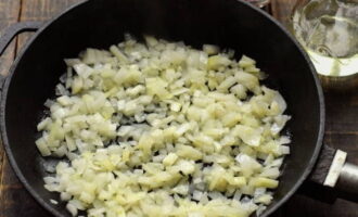 Сперва приготовим соус болоньезе. Измельчаем репчатый лук и обжариваем его на оливковом масле до прозрачного состояния.