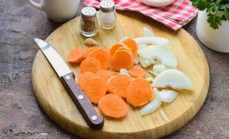 Репчатый лук режем тонкими полукольцами, морковь режем кружочками.