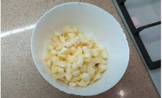 Яблочную мякоть нарезать небольшими кубиками и переложить в отдельную посуду.