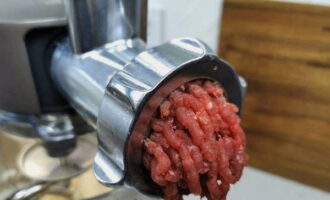 Можно взять готовый фарш или прокрутить кусок мяса через мясорубку. Также прокручиваем через мясорубку луковицу и чеснок.