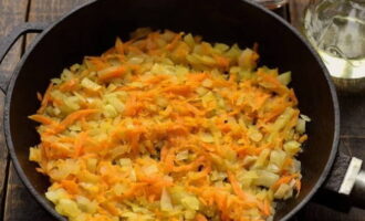К луку добавляем тертую на терке морковь и продолжаем обжаривать до мягкости.