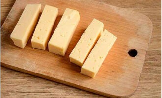 Твердый сыр нарезаем брусочками равной длины и толщины.