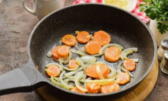 В сковороде с растительным маслом обжариваем лук с морковью около 3 минут.