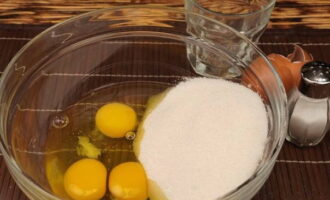 Отдельно соединяем куриные яйца, сахар и соль.