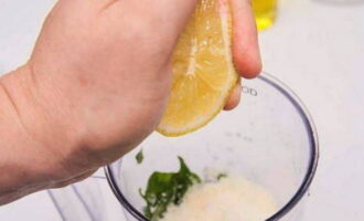 Выдавливаем сок половины лимона.