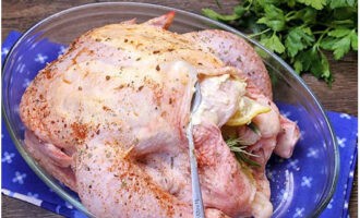 С помощью острого ножа осторожно приподнимаем кожицу курицы на груди. Так мы сделаем карман, который необходимо заполнить ароматным чесночным маслом.