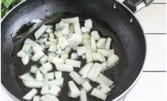 Раскалив сковородку с растительным маслом, кладем рубленый лук и припускаем 3 минуты, пока он не приобретет мягкую консистенцию.