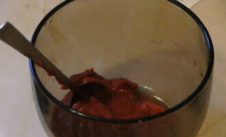 В отдельной посуде соединяем томатную пасту с майонезом. Выливаем сюда полстакана воды и хорошенько вымешиваем.