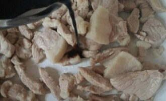 Брусочки свинины отправляем в сковородку и сдабриваем сахарным песком, а также соевым соусом.
